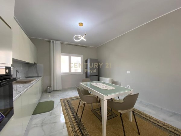 Tirane, jepet me qera apartament 2+1+Aneks+Ballkon Kati 1, 142 m² 900 € (Rr. Elbasanit , Vilat Gjermane)