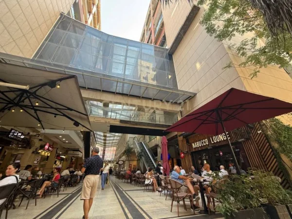 Tirane, jepet me qera ambjent biznesi Kati 2, 87 m² 850 € (Kompleksi Galeria)