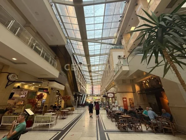 Tirane, jepet me qera ambjent biznesi Kati 2, 87 m² 850 € (Kompleksi Galeria)