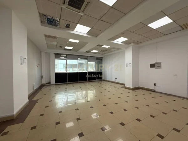 Tirane, jepet me qera ambjent biznesi Kati 2, 87 m² 850 € (Kompleksi Galeria)