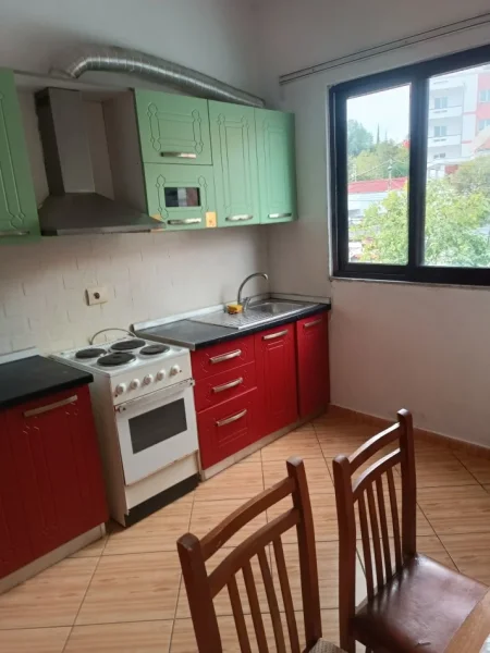 Tirane, jepet me qera apartament 1+1+Ballkon Kati 3, 55 m² 250 € (Rr:haki shehu)