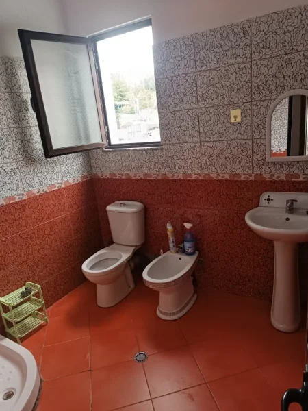 Tirane, jepet me qera apartament 1+1+Ballkon Kati 3, 55 m² 250 € (Rr:haki shehu)