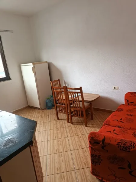 Tirane, jepet me qera apartament 1+1+Ballkon Kati 3, 55 m² 250 € (Rr:haki shehu)