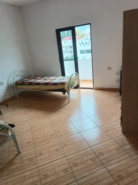 Tirane, jepet me qera apartament 1+1+Ballkon Kati 3, 55 m² 250 € (Rr:haki shehu)