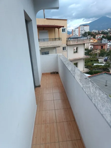 Tirane, jepet me qera apartament 1+1+Ballkon Kati 3, 55 m² 250 € (Rr:haki shehu)