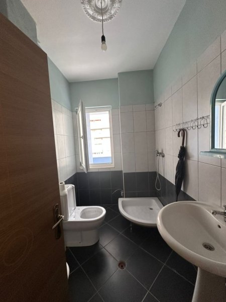 Tirane, jepet me qera apartament 2+1+Ballkon Kati 3, 106 m² 50.000 € (Loni Ligori)