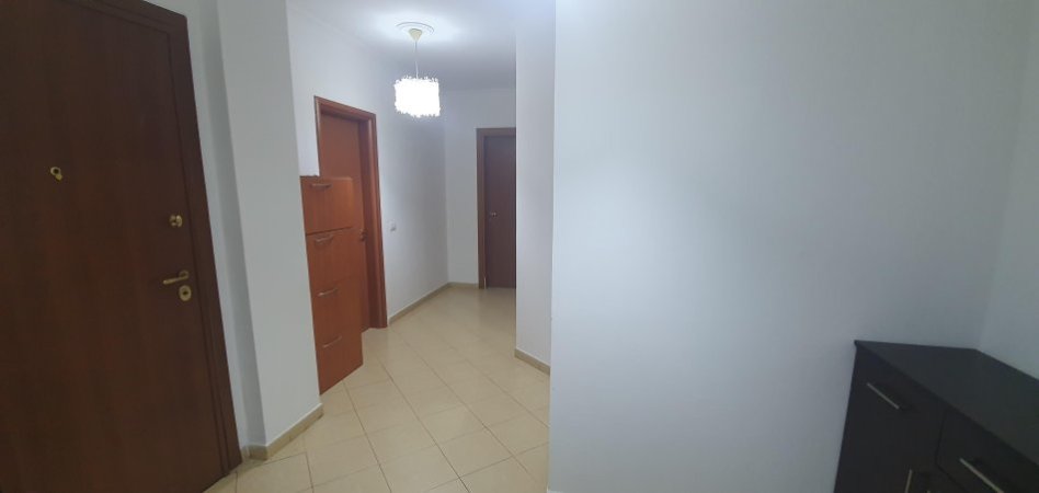 Tirane, jepet me qera apartament 2+1+Ballkon Kati 4, 110 m² 550 € (Ali Demi, Pranë Bankës Credins)