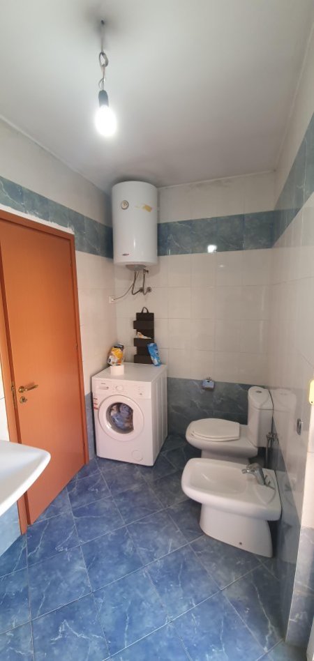Tirane, jepet me qera apartament 2+1+Ballkon Kati 4, 110 m² 550 € (Ali Demi, Pranë Bankës Credins)