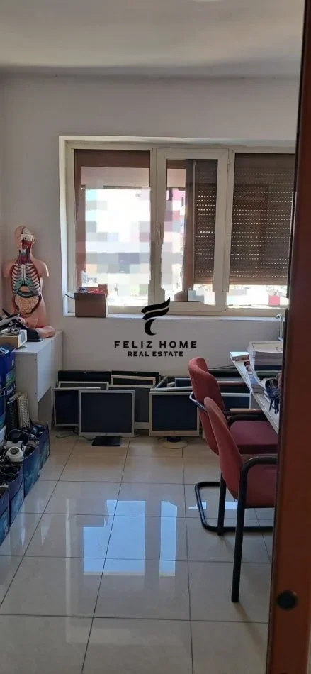 Tirane, jepet me qera zyre Kati 2, 70 m² 900 € (21 dhjetori)