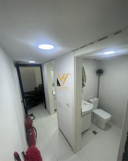 Tirane, jepet me qera dyqan Kati 0, 141 m² 1.100 € (5 MAJI)