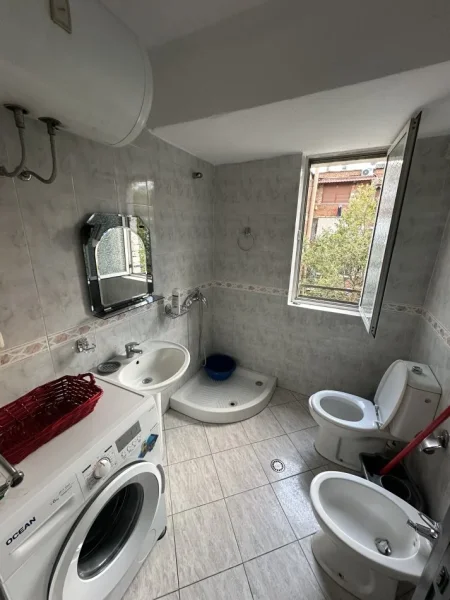 Tirane, jap me qera apartament 2+1 Kati 4, 65 m² 400 € (Rruga e Manastirit, mrapa gjimnazit Çajupi)