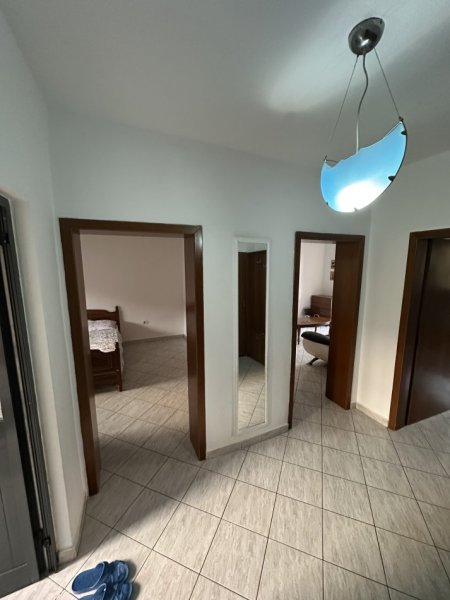Tirane, jap me qera apartament 2+1 Kati 4, 65 m² 400 € (Rruga e Manastirit, mrapa gjimnazit Çajupi)