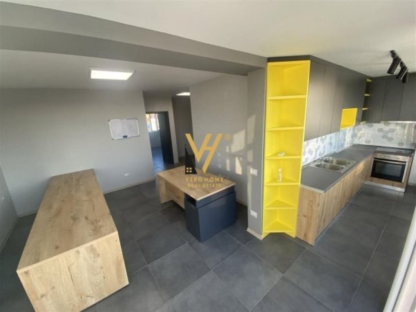 Tirane, jepet me qera zyre Kati 7, 100 m² 500 € (LICEU ARTISTIK)
