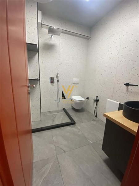 Tirane, jepet me qera zyre Kati 7, 100 m² 500 € (LICEU ARTISTIK)