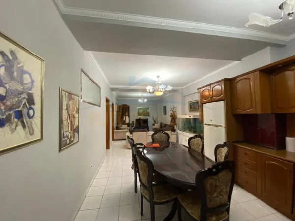 0683487469 Tirane, jepet me qera apartament 2+1 Kati 2, 95 m² 600 € (Rruga Dritan Hoxha , Prane Universitetit Zoja e Keshillit)