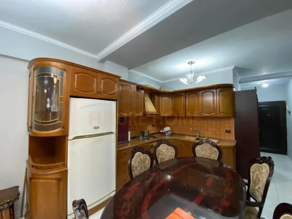 0683487469 Tirane, jepet me qera apartament 2+1 Kati 2, 95 m² 600 € (Rruga Dritan Hoxha , Prane Universitetit Zoja e Keshillit)