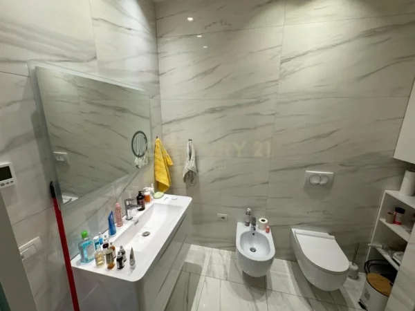 Tirane, jepet me qera apartament duplex 3+1 Kati 6, 170 m² 1.500 € (Rruga e Barrikadave)