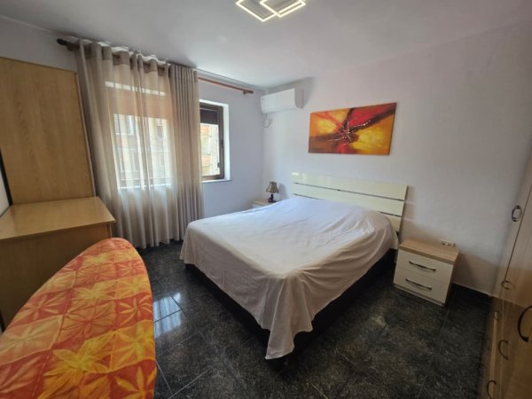 Tirane, jepet me qera apartament 1+1 Kati 3, 450 € (rruga bardhyl)