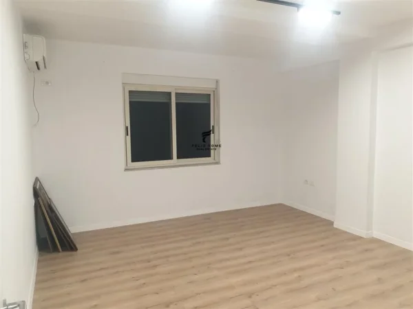 Tirane, jepet me qera zyre Kati 3, 76 m² 900 € (PRANE BRIGADES 8)