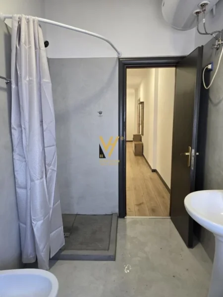Tirane, jepet me qera apartament 2+1+Ballkon Kati 5, 90 m² 650 € (KRISTAL CENTER)