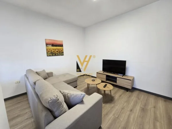 Tirane, jepet me qera apartament 2+1+Ballkon Kati 5, 90 m² 650 € (KRISTAL CENTER)