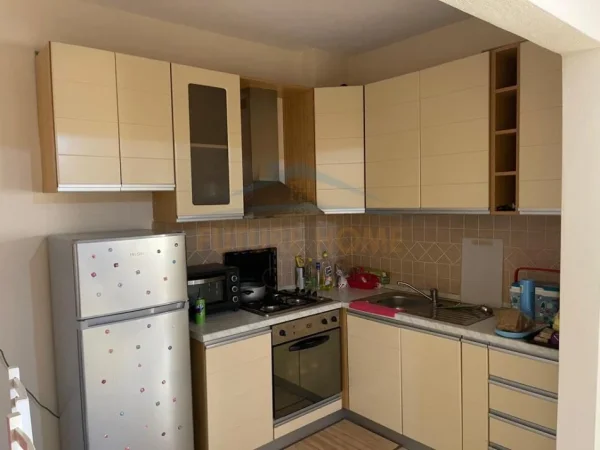 Durres, jepet me qera apartament 1+1+Ballkon Kati 4, 53 m² 300 € (Shkembi Kavajes)