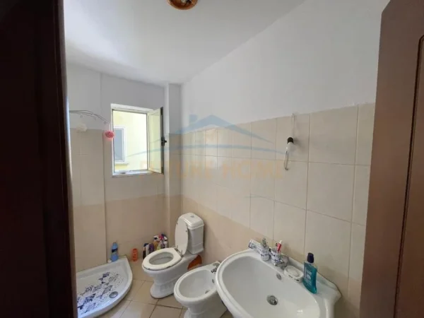 Durres, jepet me qera apartament 1+1+Ballkon Kati 4, 53 m² 300 € (Shkembi Kavajes)