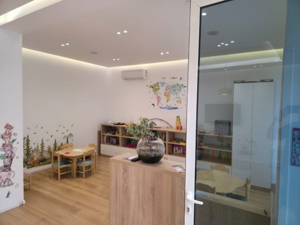 Jepet Vile 2-kateshe me Qera ne Komunen e Parisit Kati 2, 200 m² 2.500 Euro