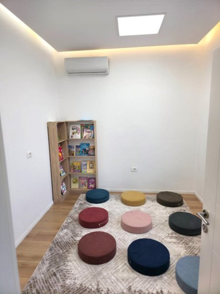 Jepet Vile 2-kateshe me Qera ne Komunen e Parisit Kati 2, 200 m² 2.500 Euro