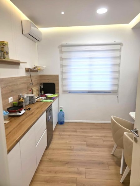 Jepet Vile 2-kateshe me Qera ne Komunen e Parisit Kati 2, 200 m² 2.500 Euro
