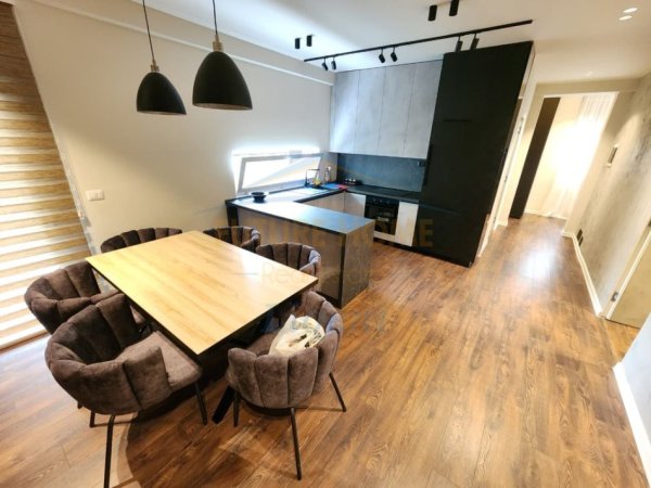 Tirane, jepet me qera apartament 2+1 Kati 1, 115 m² 1.200 € (Liqeni i Thate)