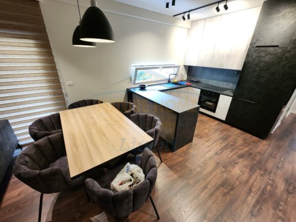 Tirane, jepet me qera apartament 2+1 Kati 1, 115 m² 1.200 € (Liqeni i Thate)