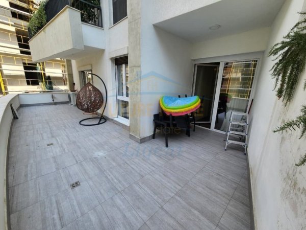 Tirane, jepet me qera apartament 2+1 Kati 1, 115 m² 1.200 € (Liqeni i Thate)