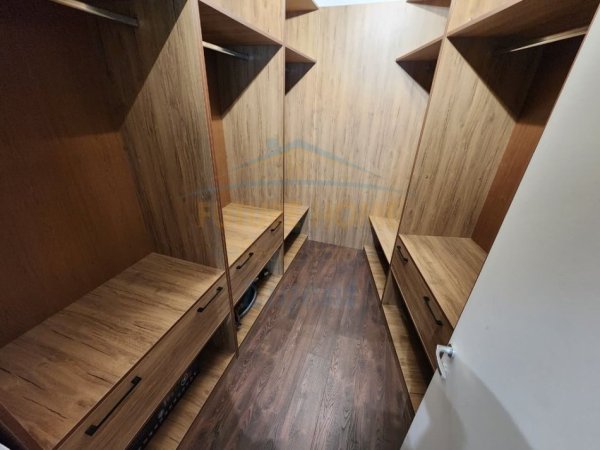 Tirane, jepet me qera apartament 2+1 Kati 1, 115 m² 1.200 € (Liqeni i Thate)