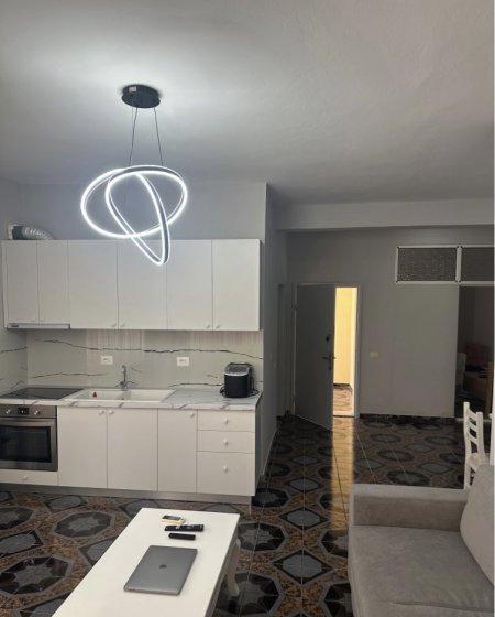Tirane, jepet me qera shtepi 2+1 Kati 1, 100 m² 550 € (Globe Rruga e Kavajes)
