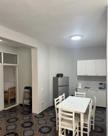 Tirane, jepet me qera shtepi 2+1 Kati 1, 100 m² 550 € (Globe Rruga e Kavajes)