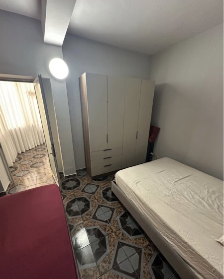 Tirane, jepet me qera shtepi 2+1 Kati 1, 100 m² 550 € (Globe Rruga e Kavajes)