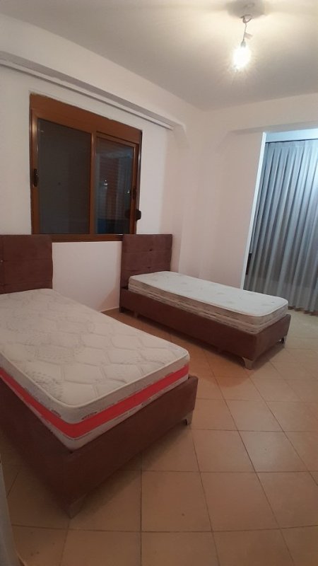Tirane, jepet me qera garsonier , Kati 2, 35 m² 250 € (Qyteti studentit afer pallateve Grand)