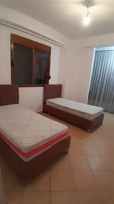 Tirane, jepet me qera garsonier , Kati 2, 35 m² 250 € (Qyteti studentit afer pallateve Grand)