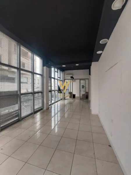 Tirane, jepet me qera zyre Kati 1, 55 m² 700 € (RRUGA E KAVAJES)