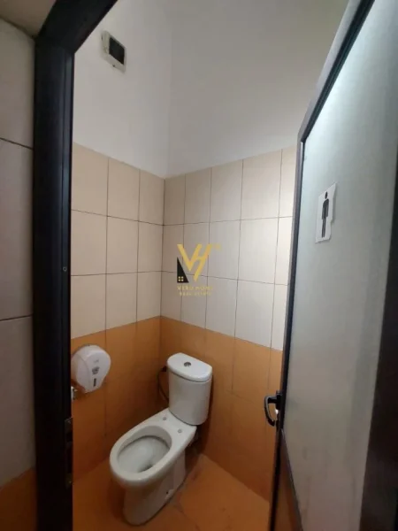 Tirane, jepet me qera zyre Kati 1, 55 m² 700 € (RRUGA E KAVAJES)