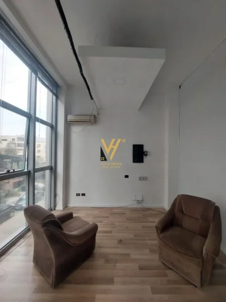 Tirane, jepet me qera zyre Kati 1, 55 m² 700 € (RRUGA E KAVAJES)