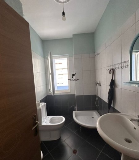 Tirane, jepet me qera apartament 2+1 Kati 3, 106 m² 500 € (PRANE PASTICERI NELA)