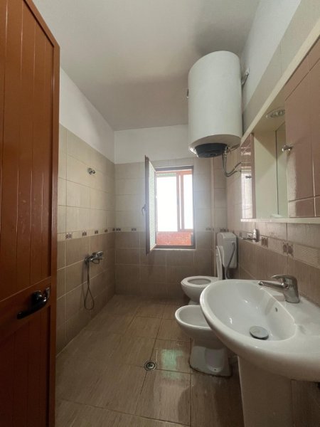 Tirane, jepet me qera apartament 1+1 Kati 2, 80 m² 450 € (Qsut , Universiteti Mjeksis)