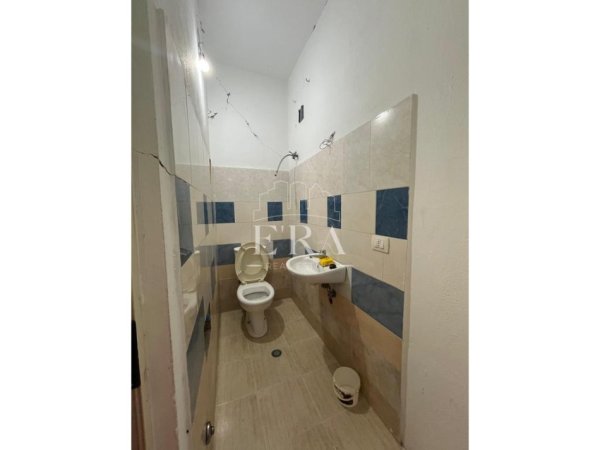 Durres, jepet me qera zyre Kati 0, 46 m² 200 € (Lagja nr.6)