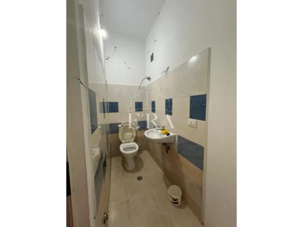 Durres, jepet me qera zyre Kati 0, 46 m² 200 € (Lagja nr.6)