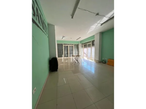 Durres, jepet me qera zyre Kati 0, 46 m² 200 € (Lagja nr.6)