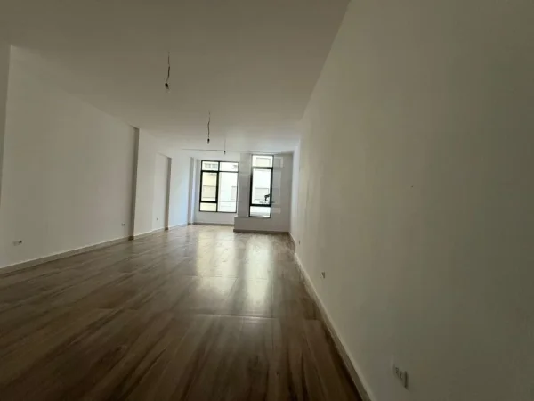 Tirane, jepet me qera zyre Kati 1, 72 m² 1.300 € (RRUGA DURRESIT)
