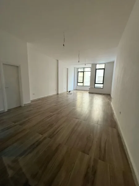 Tirane, jepet me qera zyre Kati 1, 72 m² 1.300 € (RRUGA DURRESIT)
