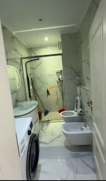 Tirane, jepet me qera apartament 2+1+Ballkon Kati 7, 117 m² 1.100 € (XHAMLLIKU)